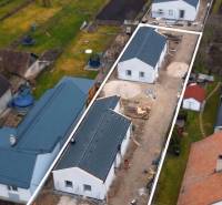 Zástavba rodinných domů v Borčicích obklopená zahradami a sousedními domy.