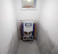 Připravovaná koupelna v rodinném domě s instalací splachovacího systému Geberit.