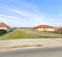 Pozemky - bydlení v Sokolovcích s označenou plochou pro výstavbu a okolními domy.