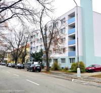 Ulice Pod Párovcami, Piešťany: Řada aut u bílé budovy, nedaleko 2pokojového bytu.