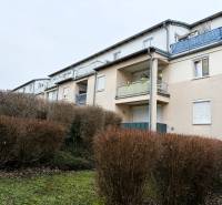 Exteriér 3-pokojového domu v Kittsee se zahradou a balkony.