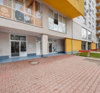 Exteriér budovy na Antolské ulici v Bratislavě - Petržalce s obchodními prostory.