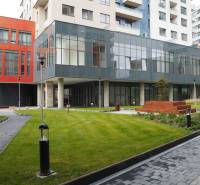 Moderní budova s velkými prosklenými stěnami na Plynárenské ulici v Bratislavě - Ružinově.