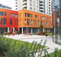 Dětské hřiště s moderními bytovými domy na Plynárenské ulici v Bratislavě - Ružinově.