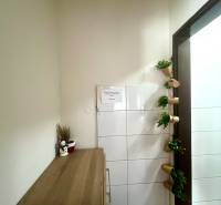 Dřevěný nábytek v gastro prostorech s dekorativními prvky na stěně.