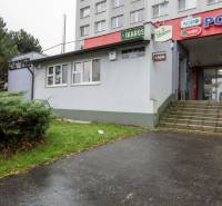 Gastro prostory na Žižkově ulici v Košicích - městská část Jih, se schodištěm a zelení.