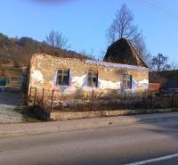 Opuštěná budova na pozemku ve Sklabini, vhodná k bydlení.