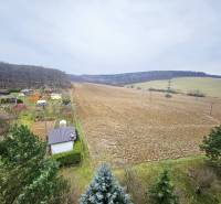 Venkovská krajina s políčky a zahrádkami v okolí Bánovců nad Bebravou, ideální pro pěstitele.