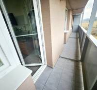 Balkon v 3-pokojovém bytě s výhledem na krajinu v Bánovcích nad Bebravou.