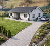 Rodinný dům s krásně upravenou zahradou a přístupovou cestou v obci Korňa. Pozemky - bydlení.