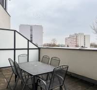 Exteriér 2-pokojového bytu na Rybničné ulici v Bratislavě - Vajnory s terasou.