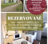 Rezervovaný 2-pokojový byt na G.Bethlena v Nových Zámcích s podlahou s dřevěným dekorem.