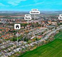 Pohled na rodinné domy ve Zlatých Moravcích s označením vzdáleností od centra.