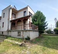 Rodinný dům ve Zlatých Moravcích s terasou a zahradou plnou zeleně.