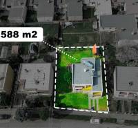 Rodinný dům ve Zlatých Moravcích s pozemkem 588 m², obklopený dalšími domy.