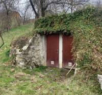 Na Myjavě na Turou louku stojí rodinný dům se starým vinným sklepem.