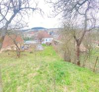 Zahrada u rodinného domu v Myjavě, Turá Lúka, s výhledem na okolní krajinu.