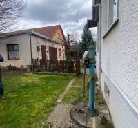 Zahrada u rodinného domu na ulici Turá lúka v Myjavě s pumpou na vodu.