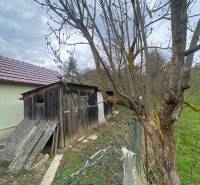 Dřevěný přístřešek na zahradě rodinného domu na ulici Turá lúka v Myjavě.