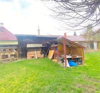 Rodinný dům na Turá Lúka v Myjavě s dřevěným přístřeškem a zelenou zahradou.