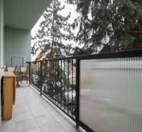 Balkon 3-pokojového bytu s nábytkem a zábradlím, výhled do zeleně.