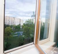 Výhled z okna 4-pokojového bytu na Krakovské ulici v Košicích, městská část Jih.