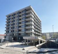 Novostavba bytového domu na Školské ulici v Bratislavě - Starém Městě.