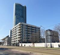 Výšková budova a další stavby na Školské ulici v Bratislavě - Staré Město.