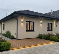 Rodinný dům ve Veselém na ulici Veselé s podlahou s dřevěným dekorem a květinovými záhony.
