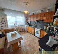 V domácí kuchyni s dřezem vyrobeným v nevyváženém uspořádání a lavicí vyváženou nad míru.