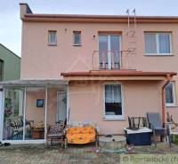 Rodinný dům ve Velkých Ripňanech se zasklenou terasou a dlážděným dvorem.