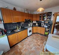 Omlouvám se, ale text, který jste poskytl, nedává smysl, a proto ho nemohu přeložit do češtiny. Mohli byste prosím poskytnout jasnější nebo opravený text?