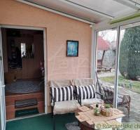 Zimní zahrada v rodinném domě s pohodlným posezením a výhledem do zahrady.