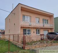 Rodinný dům ve Velkých Ripňanech s balkonem a upraveným dvorem.