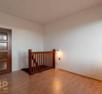 Interiér 5 a více pokojového bytu s podlahou s dřevěným dekorem a schodištěm.