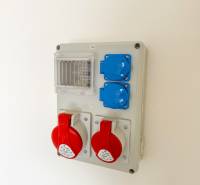 Elektroinstalační panel s průmyslovými zásuvkami v obchodních prostorách.