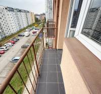 Balkon garsonky na Východní ulici v Trenčíně s výhledem na parkoviště a budovy.