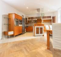 Kuchyně ve 4-pokojovém bytě s podlahou s dřevěným dekorem a vestavěnými spotřebiči.