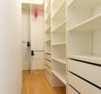 Šatník s policemi a zásuvkami, podlaha s dřevěným dekorem, 4pokojový byt.