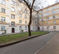 Obytný komplex se stromem a trávníkem na Medené ulici v Bratislavě, Staré Město.