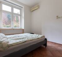 Ložnice ve 4pokojovém bytě s klimatizací a výhledem do zahrady.