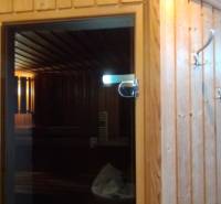 Sauna s dřevěnými obklady ve 2-pokojovém bytě.