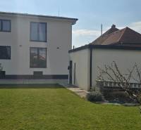 Rodinný dům v Trnavě na ulici Gábora Steinera se zahradou a garáží.