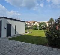 Garáž a zelený dvůr v Trnavě na ulici Gábora Steinera u 3pokojového bytu.