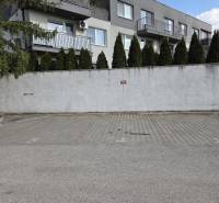 Řadové domy na Vavřínové v Bratislavě-Ružinově s parkovací plochou před vstupem do garáží.