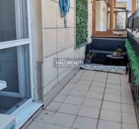 Balkon s dlažbou, pohodlné sezení a zeleň u 3pokojového bytu v Praze - Staré Město.