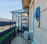 Balkon 3pokojového bytu se skleněným zastřešením a hadicí, Praha - Staré Město.