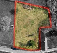 Letecká fotografie pozemku na Budovatelské ulici v Mariance vhodného k bydlení.