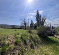 Pozemky - bydlení na Budovatelské v Mariance, svažitá zelená plocha s výhledem.