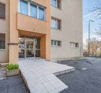 Vchod do bytového domu na Rudínské ulici 29 v Bratislavě - Petržalce.